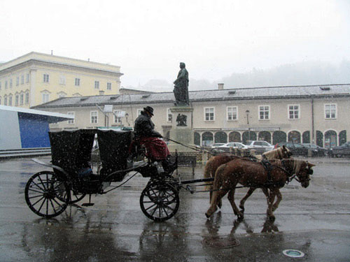 BP imaging Tom Bochsler photography in Salzburg Austria statue of Wolfgang Amadeus Mozart in Mozartplatz